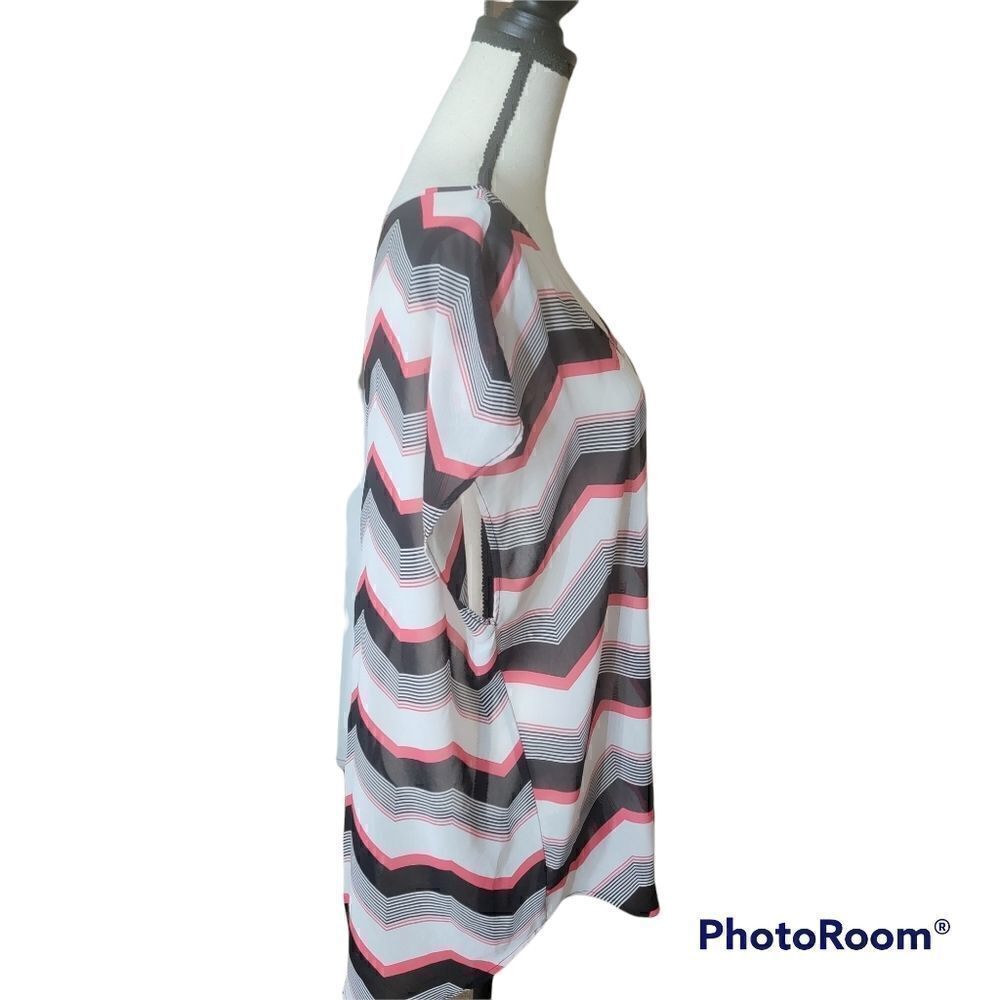 Torrid Short Sleeved Blouse with Chevron Pattern. Size 1X. - Picture 3 of 7